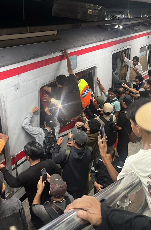 KAI Sampaikan Permohonan Maaf dan Fokus Evakuasi Penumpang di Stasiun Bekasi Timur 1krl_commuter_line_tabrakan.png