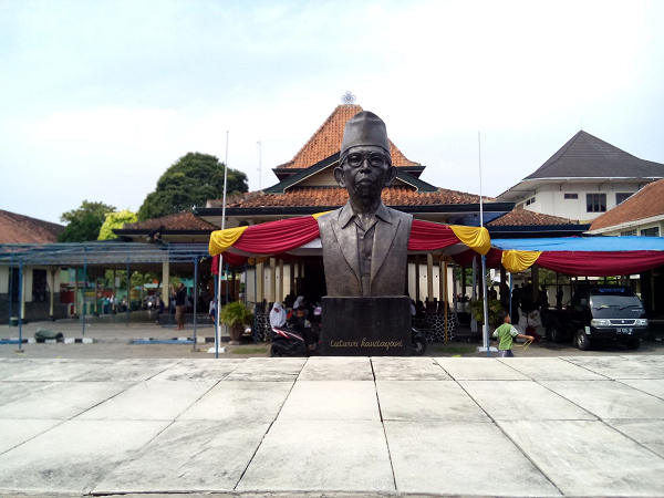 Ki Hajar Dewantara dan Revolusi Pendidikan kihajar_dewan_tara_dan_revolusi_pendidikan.png