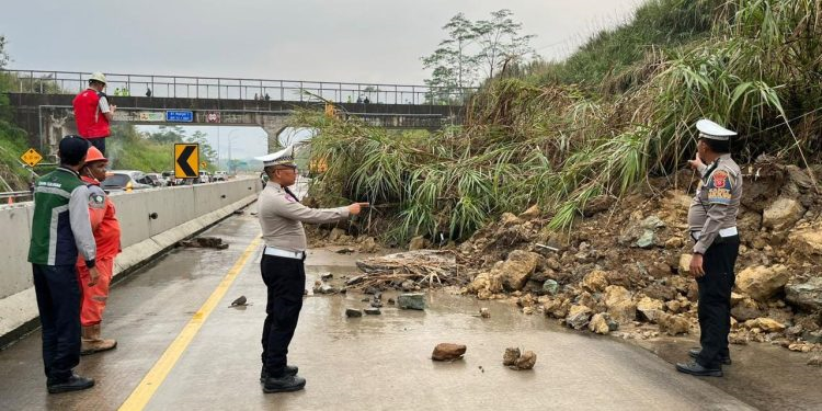 Tol Bocimi KM 72 Longsor, Arus Kendaraan Menuju Jakarta di Alihkan ke GT Cigombong polres_sukabumi_alihkan_arus_lalin.png