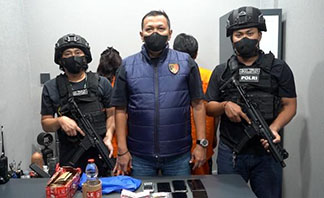 POLDA METRO JAYA MENGAMANKAN SEPASANG KEKASIH PENGEDAR NARKOBA